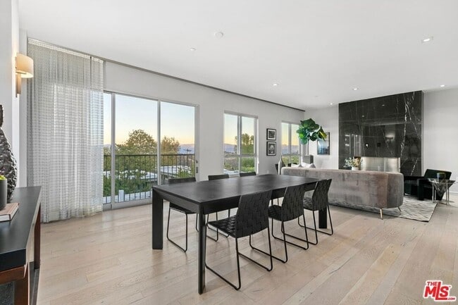 Foto del edificio - 2391 Roscomare Rd