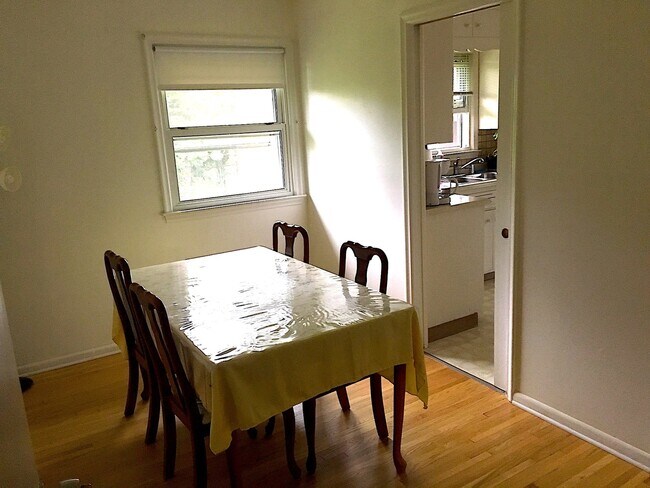 Building Photo - Great Home W/Detached Garage, Close to Cam...