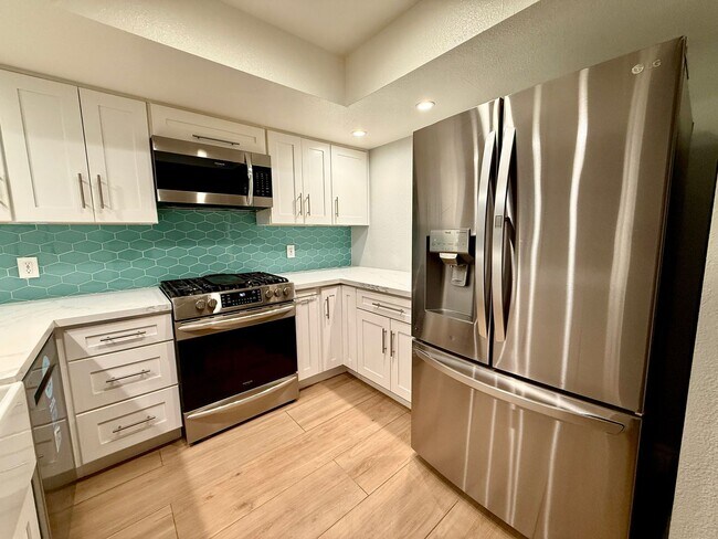 Foto del edificio - Riviera Gardens - LONG TERM - Unfurnished 2BR