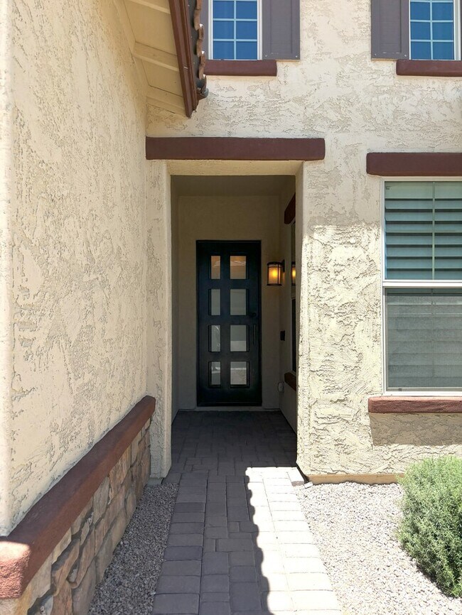 Building Photo - Gorgeous newer built single family home fe...