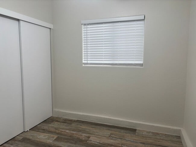 Building Photo - 829 Kostner Dr