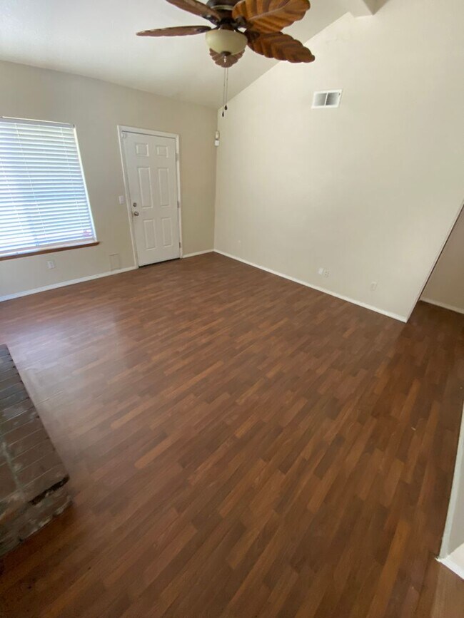 Building Photo - Cozy Home for rent in Visalia