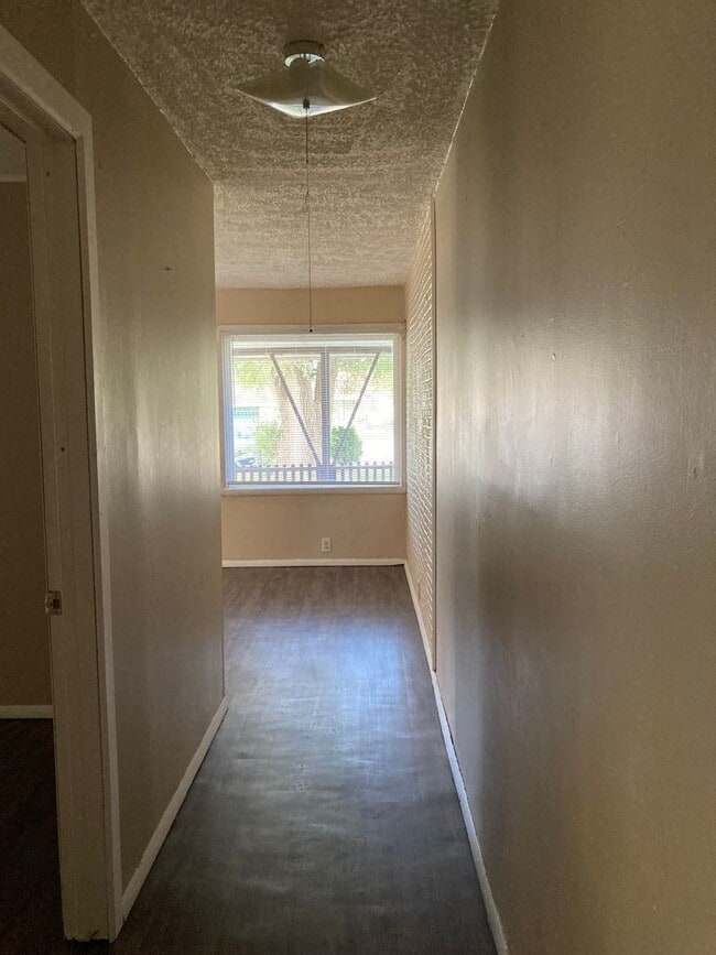 Building Photo - Lower lever 1 bedroom apartment with heat ...