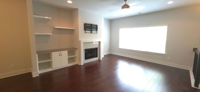 Foto del edificio - Beautiful Townhome in Doraville - Gated Community!