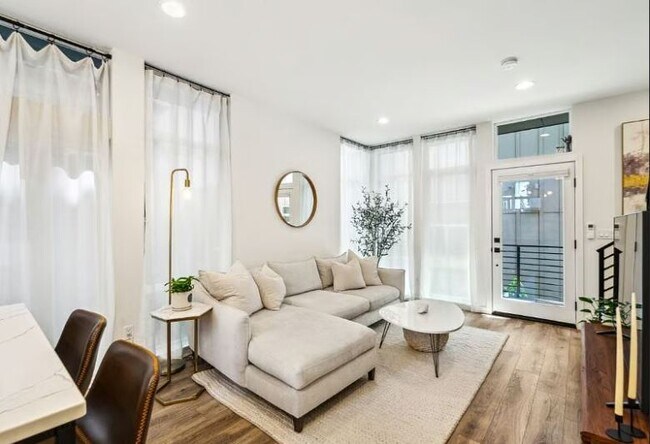 Foto del edificio - 2404E Dexter Ave N