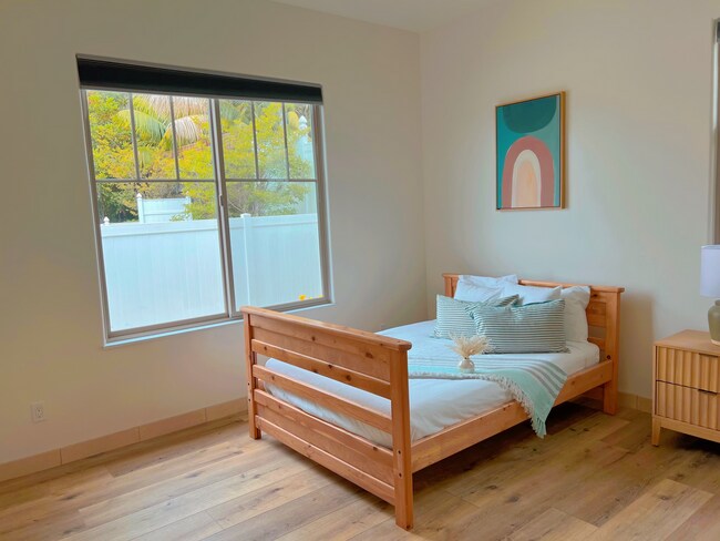 Building Photo - Brand New Luxurious 3 Bed / 3 Bath Condo 1...