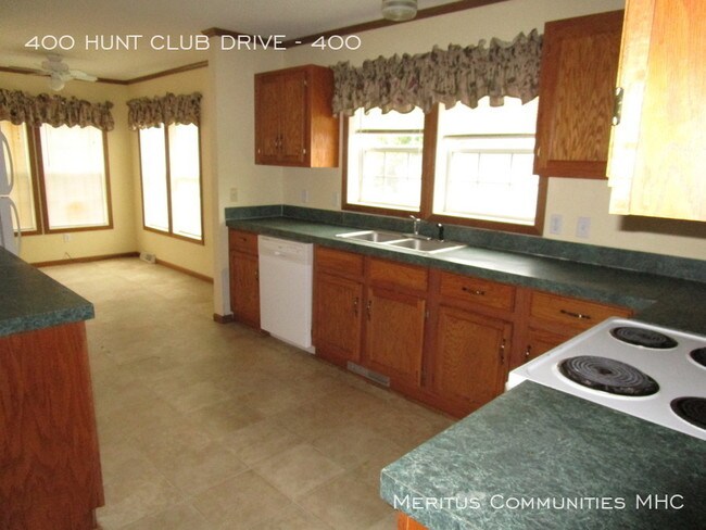 Building Photo - 400 Hunt Club Dr