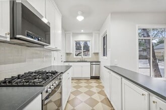 Building Photo - 3010 Windsor Rd