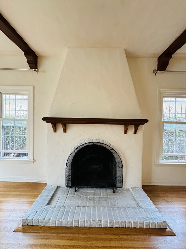 Foto del edificio - 902-360 N MANSFIELD AVE