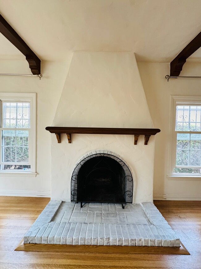 Building Photo - 902-360 N MANSFIELD AVE