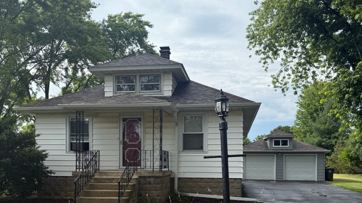 Primary Photo - 930 E North St