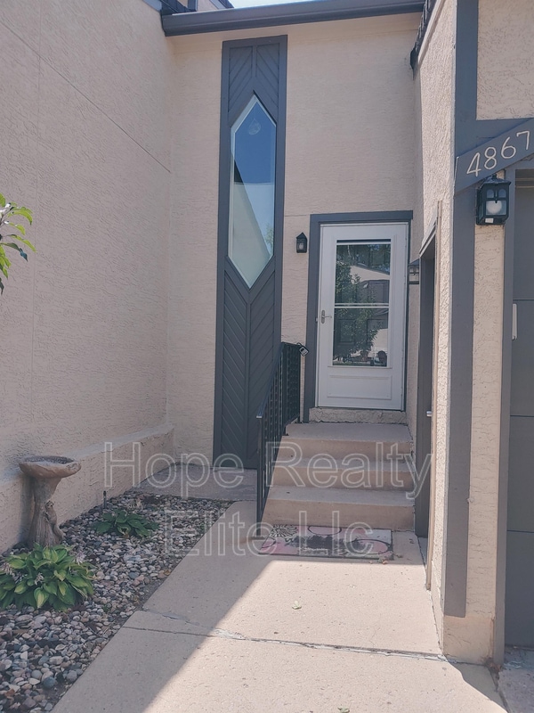 Primary Photo - 4867 Bluestem Dr