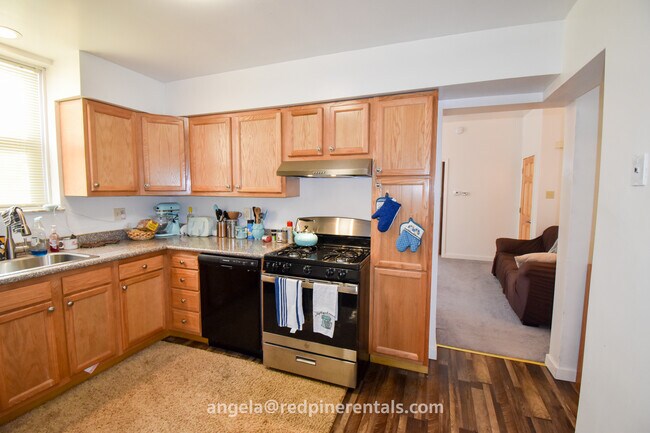 Kitchen - 200 Stratmore St