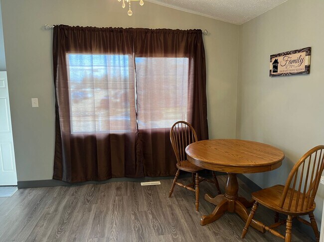 Photo du bâtiment - 3 Bed 1 Bath Unit in Ponoka, AB