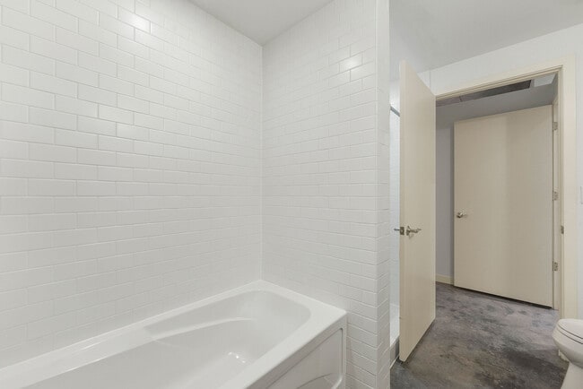 Building Photo - 335 W Ponce de Leon Ave