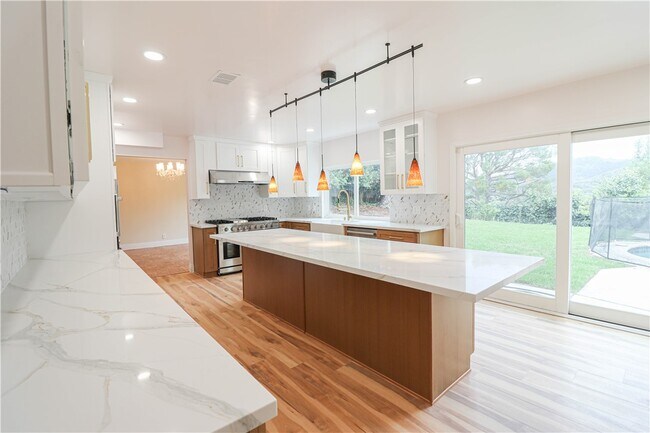 Building Photo - 16608 Park Ln Cir