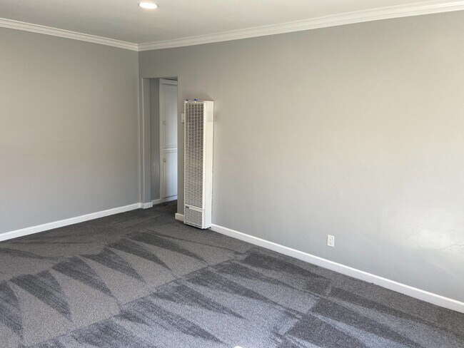 Foto del edificio - Newly Remodeled 2 Bedroom, 1 Bathroom in Kensington! Washer/Dryer in Unit!