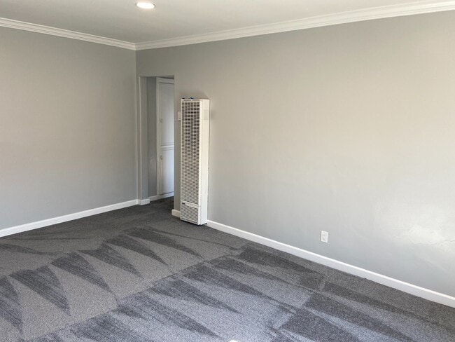 Building Photo - Newly Remodeled 2 Bedroom, 1 Bathroom in Kensington! Washer/Dryer in Unit!