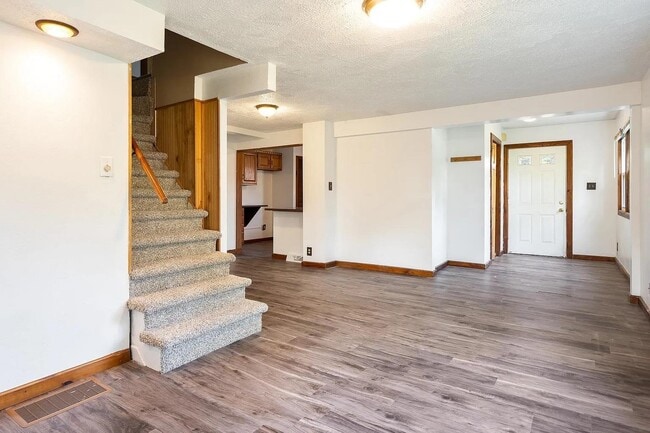 Building Photo - 2318 Midway Dr