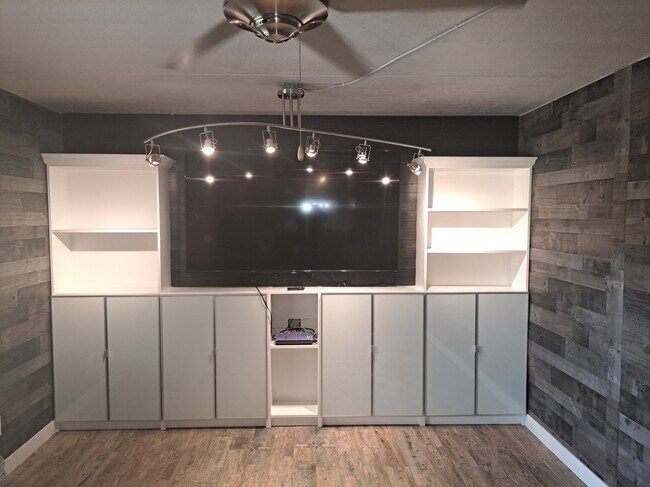 Sala de estar con televisor preparado para cable - 3030 E Clarendon Ave