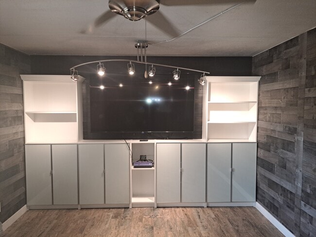 Living area with cable-ready TV - 3030 E Clarendon Ave