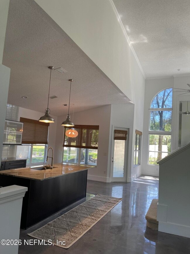 Building Photo - 3996 Richmond Park Dr E