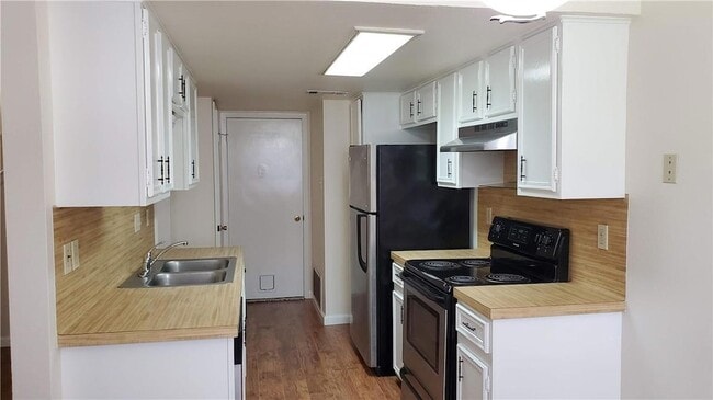 Building Photo - 8810 Clearbrook Trail