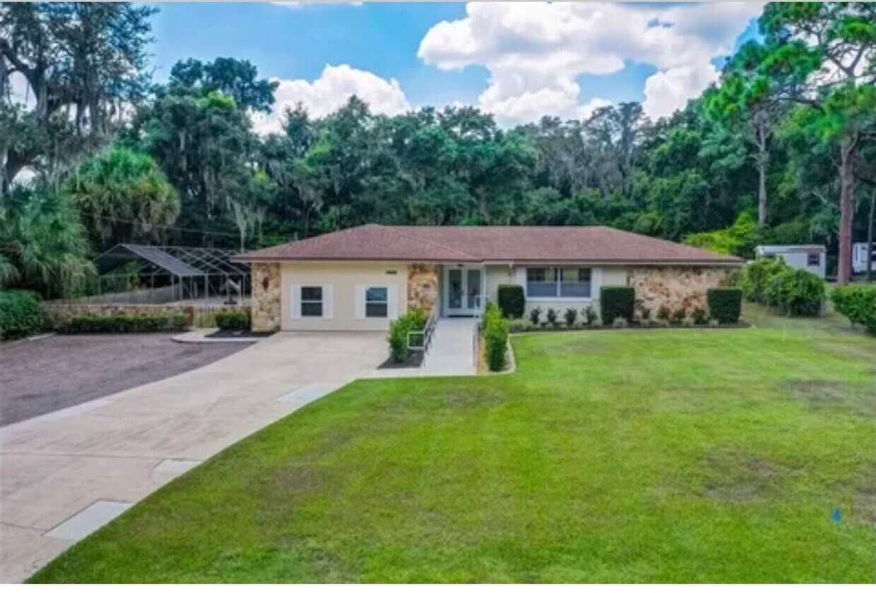 Primary Photo - PRICE DROP! Spacious 5/2 with a big yard!