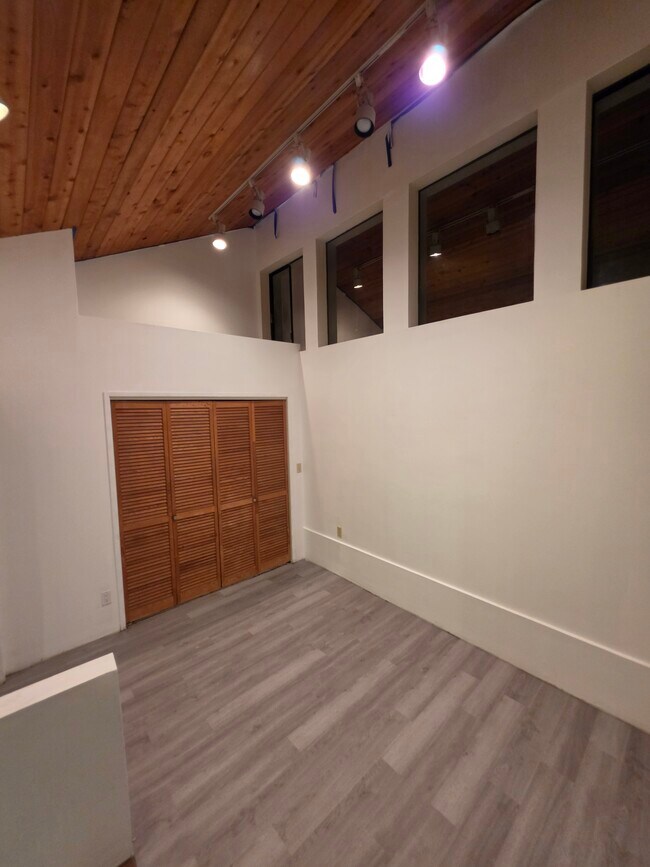 Comedor con armario y zona de almacenamiento elevada (planta principal) - 2635 Hollyridge Dr