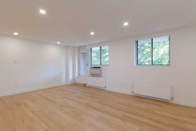 Building Photo - 4800 Maisonneuve Blvd W