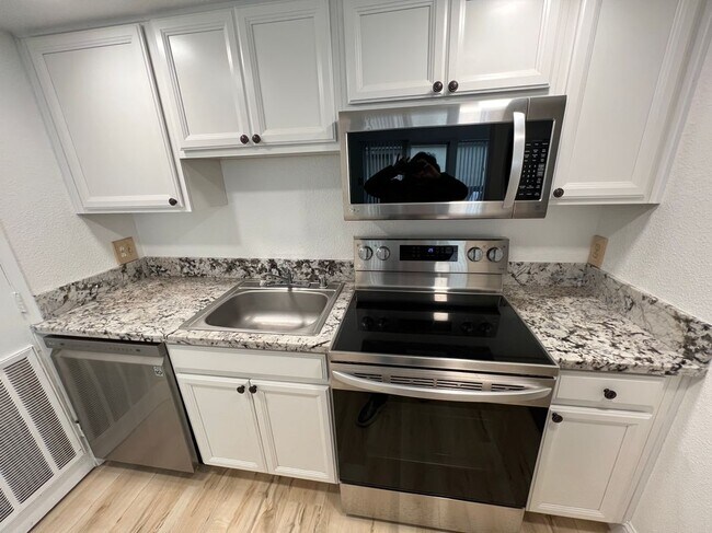 Foto del edificio - 3701 Colonial Dr