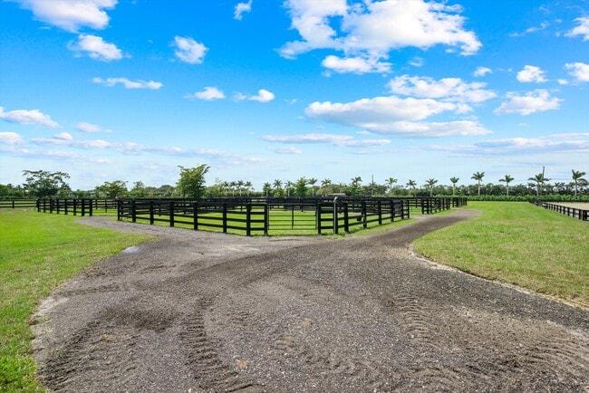 Foto del edificio - 16175 Deer Path Ln