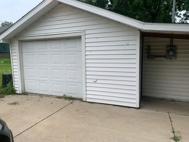 Garage - 901 N Walnut St