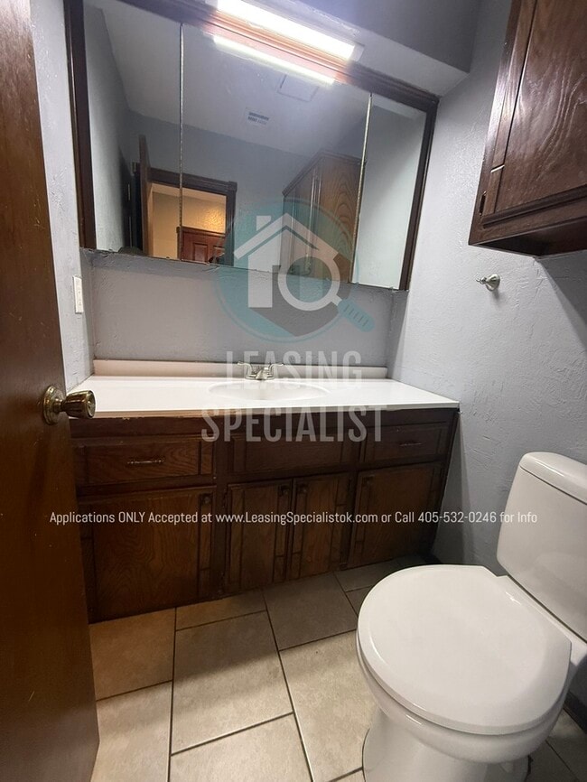 Building Photo - West Norman 2 Bed 1.5 Bath Townhouse Available for Your Immediate Move!