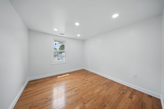 Building Photo - 14 Yankee Pl