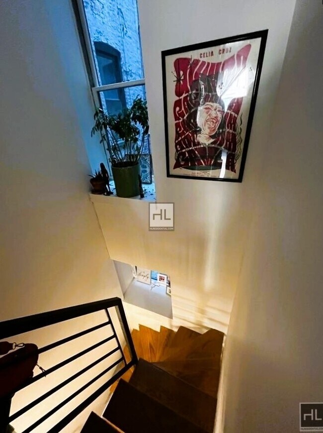 Foto del edificio - Extra Large Newly Gut-renovated 1BR Duplex...