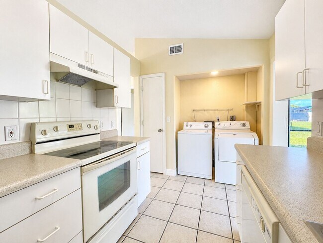 Foto del edificio - 4133/4135 SW 7th Pl Duplex