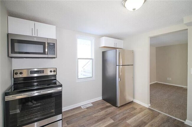 Building Photo - Remodeled 2 Bed 1 Bath