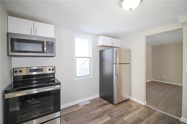 Building Photo - Updated 2 Bed 1 Bath