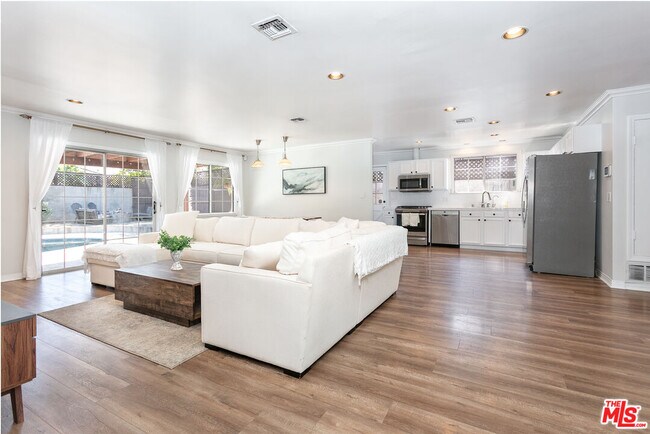 Foto del edificio - 6308 Glide Ave