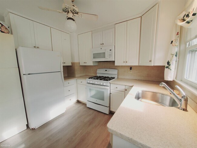 Building Photo - 1 br, 1 bath Condo - 75 Soundview Ave Unit 1