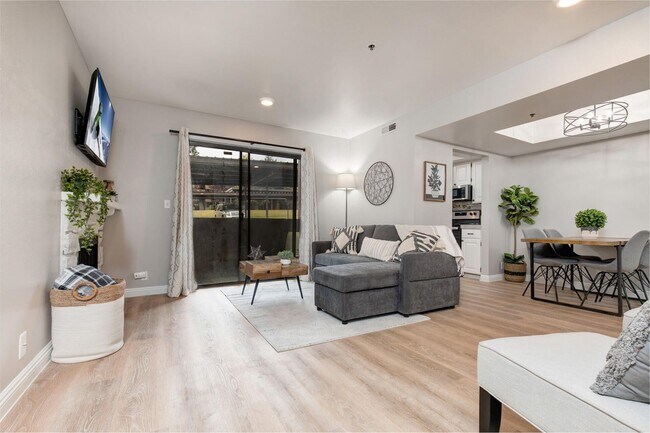 Foto del edificio - 2 Bedroom/ 2 Bathroom | FURNISHED | TV and Internet Included | Dog Considered