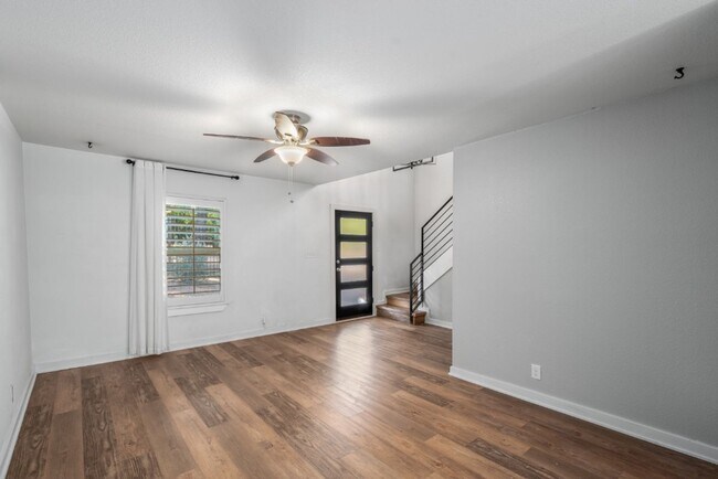Foto del edificio - 6211 Manor Rd