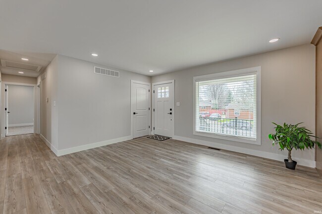 Foto del edificio - 911 Mayfair Dr