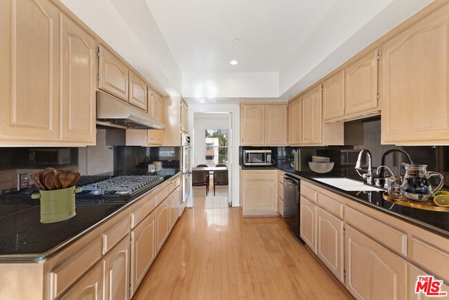 Foto del edificio - 2025 S Beverly Glen Blvd