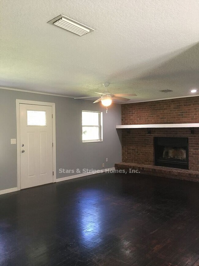Building Photo - Beautiful Homes