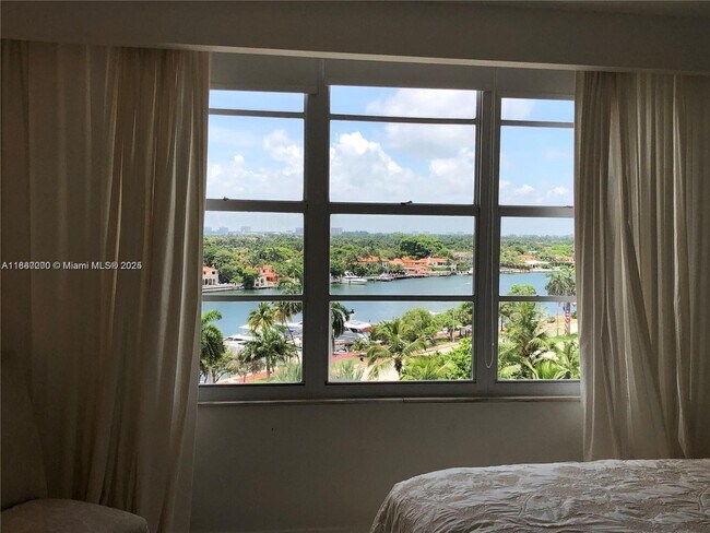 Foto del edificio - 5151 Collins Ave