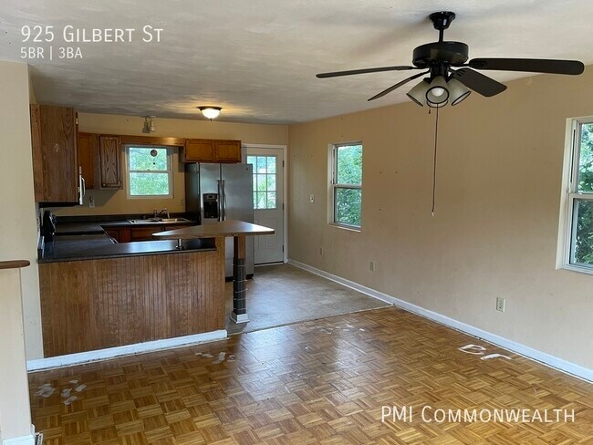Foto del edificio - 5 Bed / 3 Bath Single Family (Available 10...
