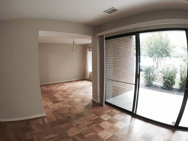 Foto del edificio - Large 2BR/1BA condo in gated community. Walking distance to Metro.
