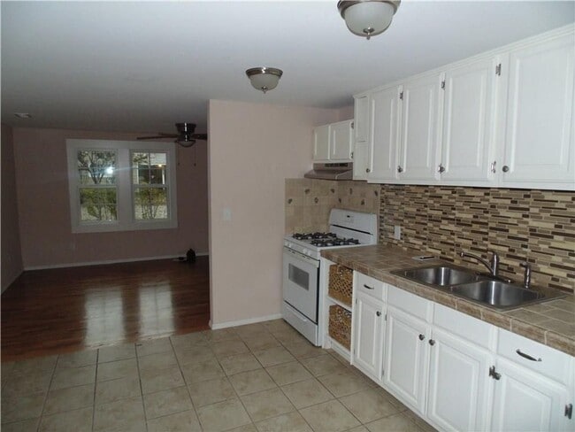 Building Photo - Available May 1st! 3-Bedroom, 2-Bathroom Home in downtown Springdale!